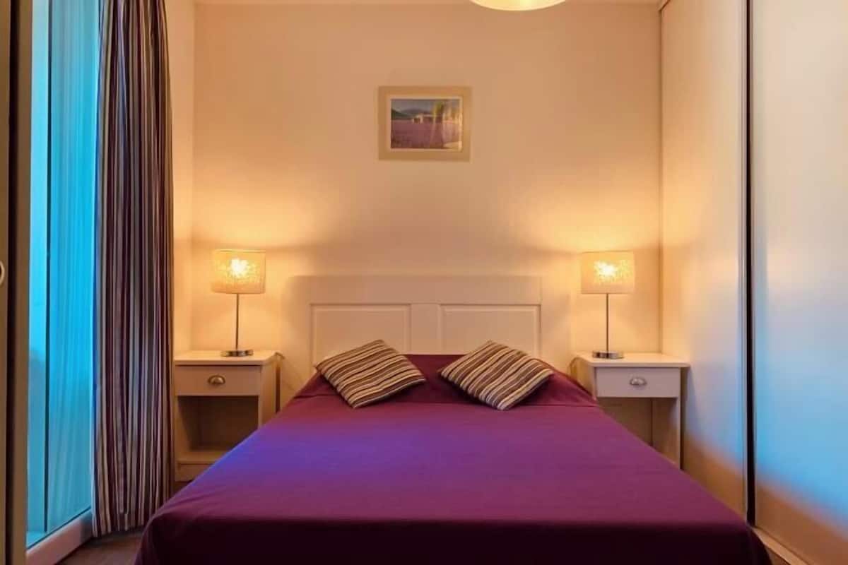 1 makuuhuone, pimennysverhot, silitysrauta/-lauta, vauvansängyt