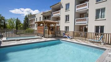 Piscine extérieure (ouverte en saison), chaises longues