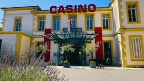 Un bâtiment sur lequel on peut voir une grande enseigne « CASINO » au-dessus de l’entrée.