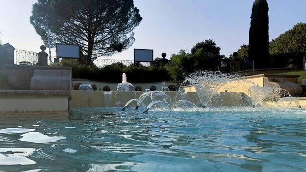 Une fontaine avec des jets d’eau dans un espace public.