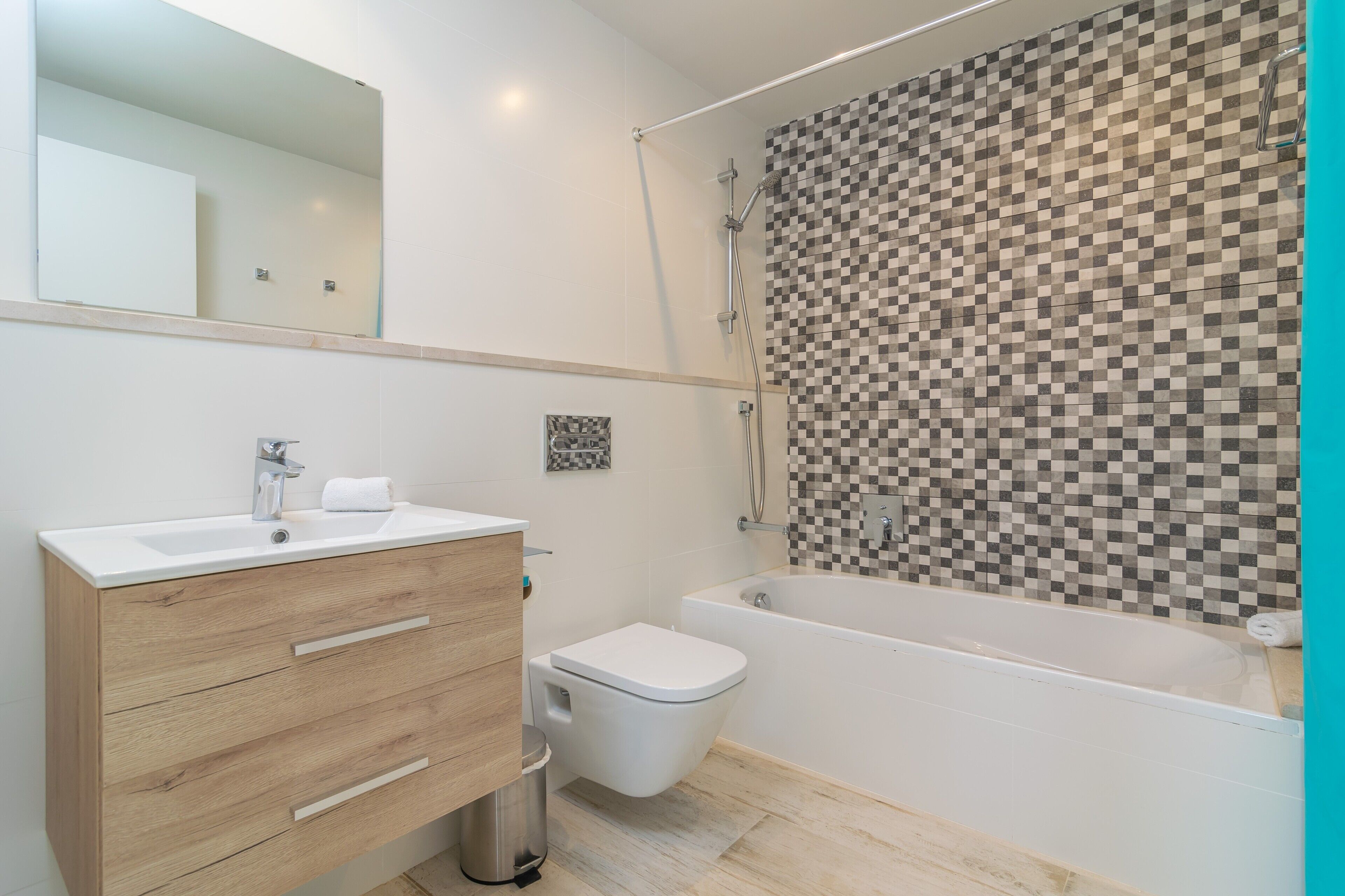 Combinazione doccia/vasca, asciugacapelli, asciugamani