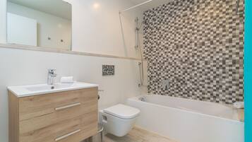 Combinazione doccia/vasca, asciugacapelli, asciugamani