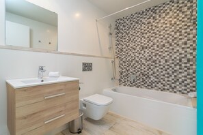 Duschwanne, Haartrockner, Handtücher