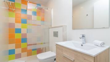 Combinazione doccia/vasca, asciugacapelli, asciugamani