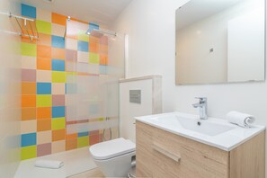 Duschwanne, Haartrockner, Handtücher