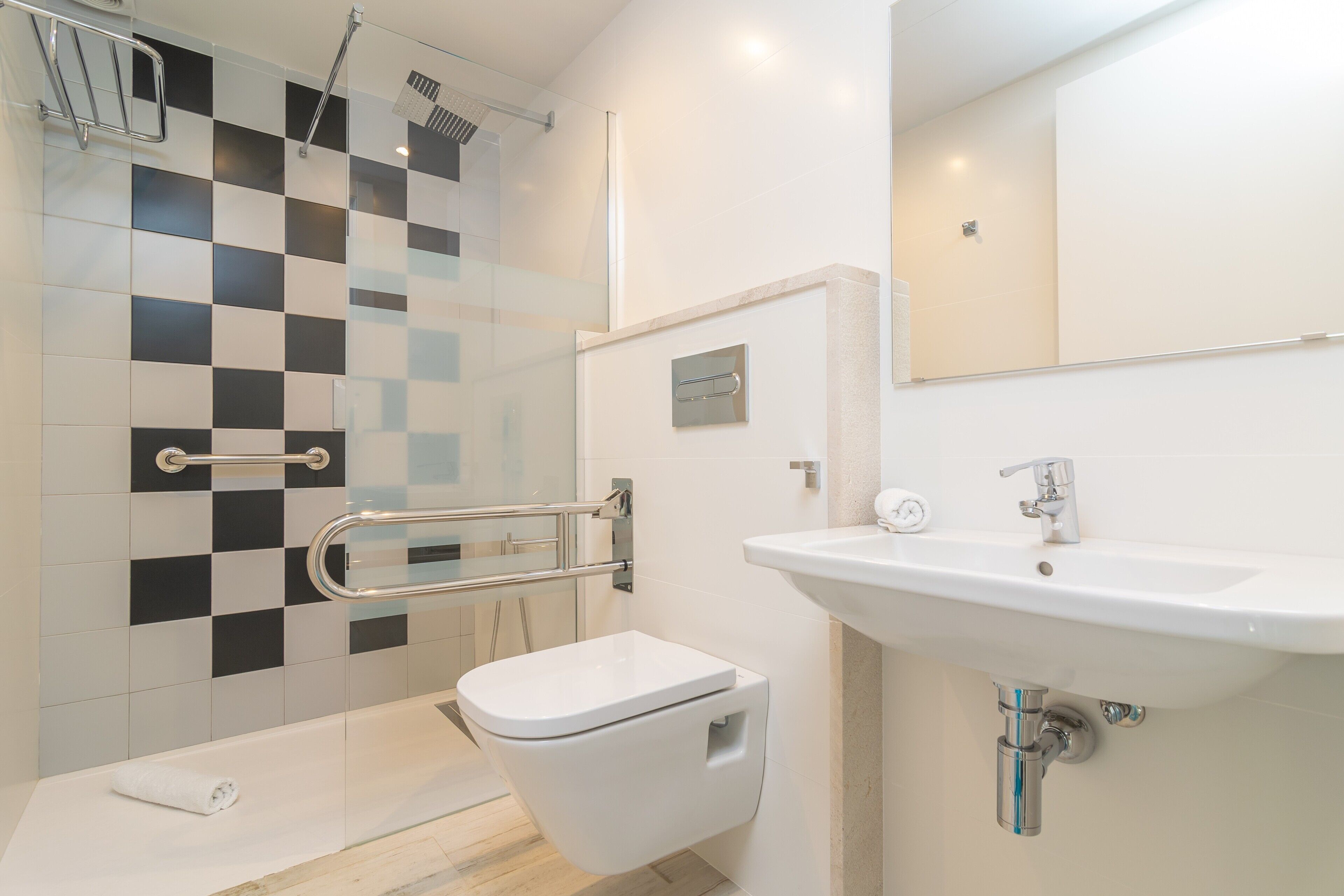 Combinazione doccia/vasca, asciugacapelli, asciugamani