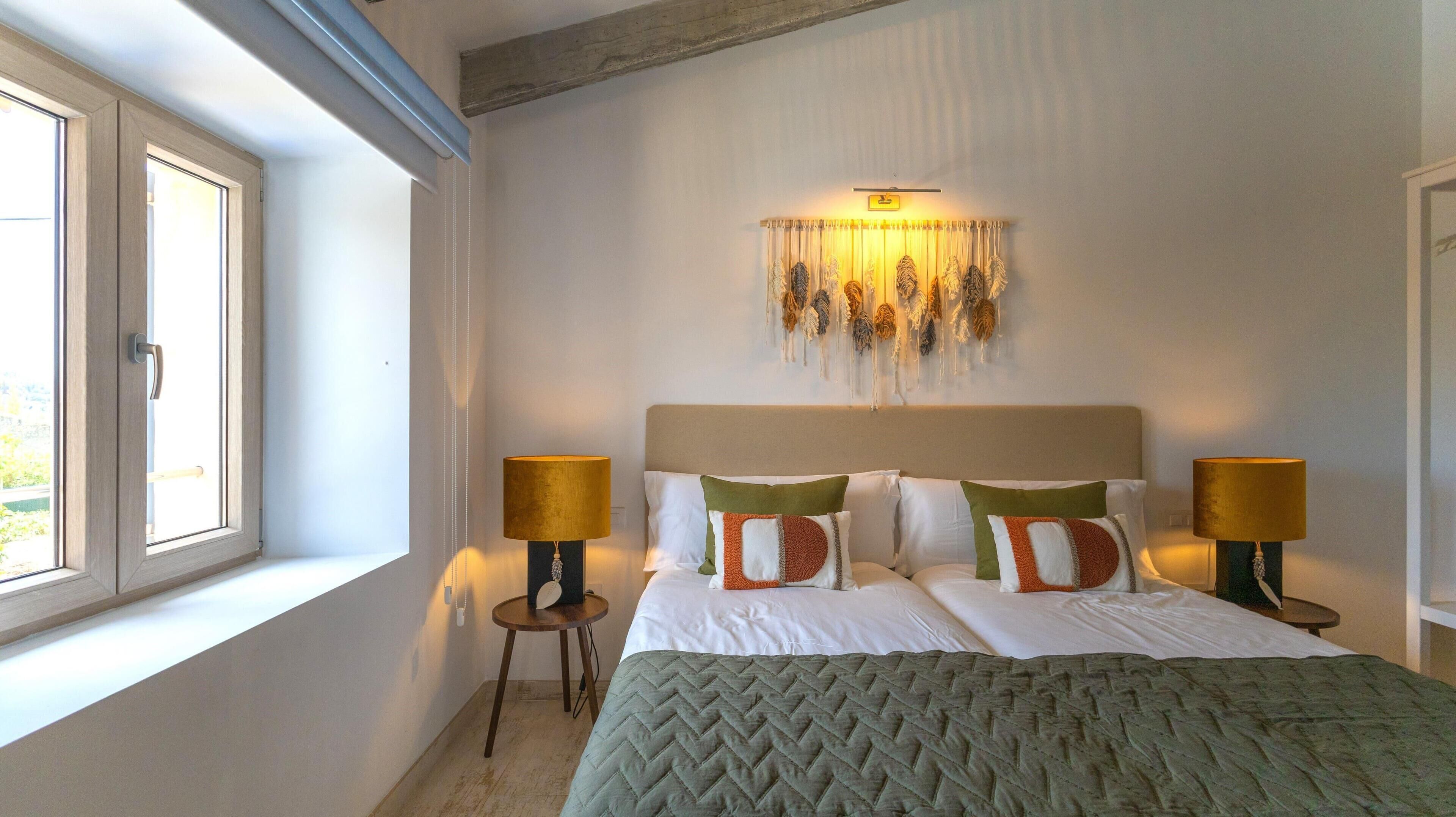 3 slaapkamers, een strijkplank/strijkijzer, gratis wifi, beddengoed