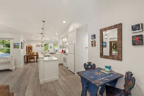 Fridge, microwave, oven, stovetop - Harris Cottage: Short Walk to Harris Lake and Downtown Highlands | Pet-Friendly (Highlands)