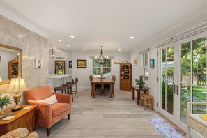 Lobby - Harris Cottage: Short Walk to Harris Lake and Downtown Highlands | Pet-Friendly (Highlands)