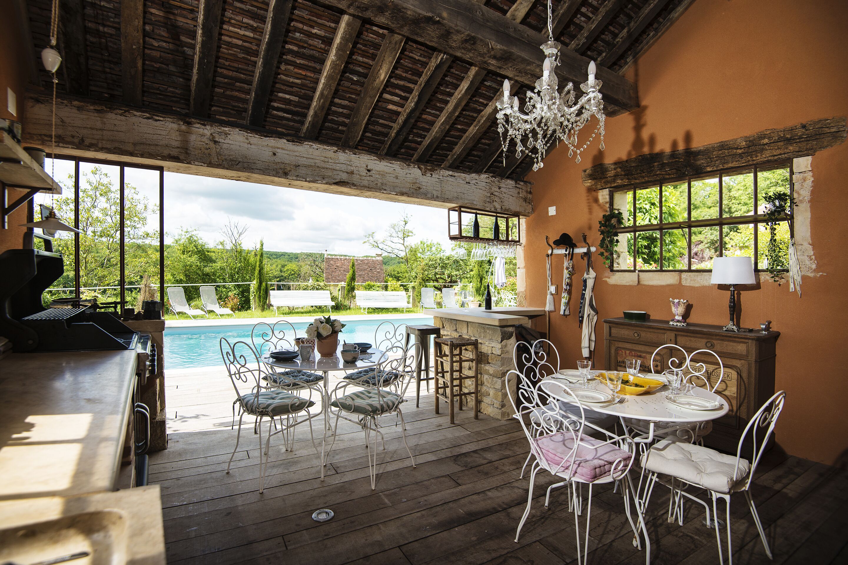 Een buitenzwembad, een verwarmd zwembad en ligstoelen