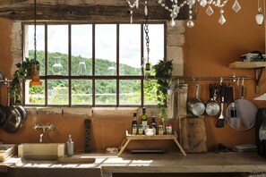 Een buitenzwembad, een verwarmd zwembad en ligstoelen