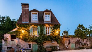 A two-story house with a brick chimney, green shutters, and ivy-covered walls. - Le Domaine des Carriers - Gîtes (Chevroches)