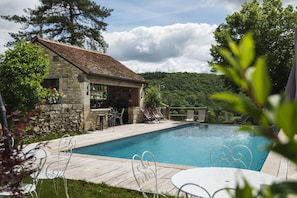 Piscine extérieure, piscine chauffée, chaises longues