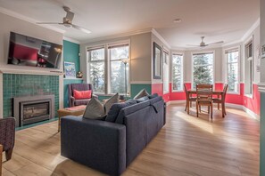 Televisión y chimenea 