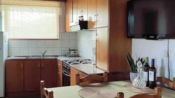 Kaffe-/temaskine, køkkentøj/tallerkener/redskaber