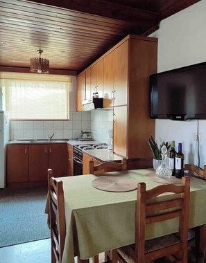 Cafetière/bouilloire, batterie de cuisine, vaisselle et ustensiles