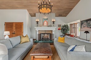 Smart TV, chimenea, estéreo y oficina 