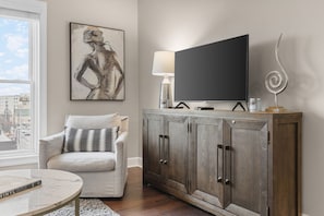 Smart TV, Netflix, Hulu, streaming services