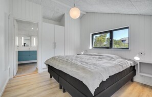6 bedrooms, travel cot, free WiFi