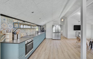 Fridge, microwave, oven, dishwasher - Nice home in Blokhus with WiFi (Blokhus)