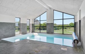 Piscine intérieure