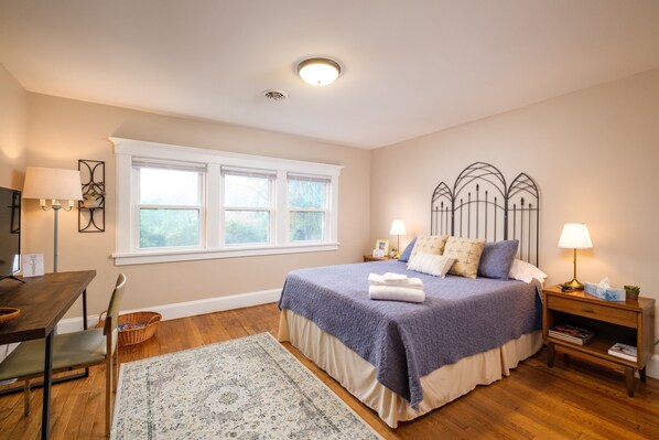 6 bedrooms, in-room safe, desk, iron/ironing board