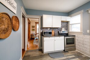 Fridge, microwave, oven, stovetop - Whole House Sleeps 12 (Harrisonburg)