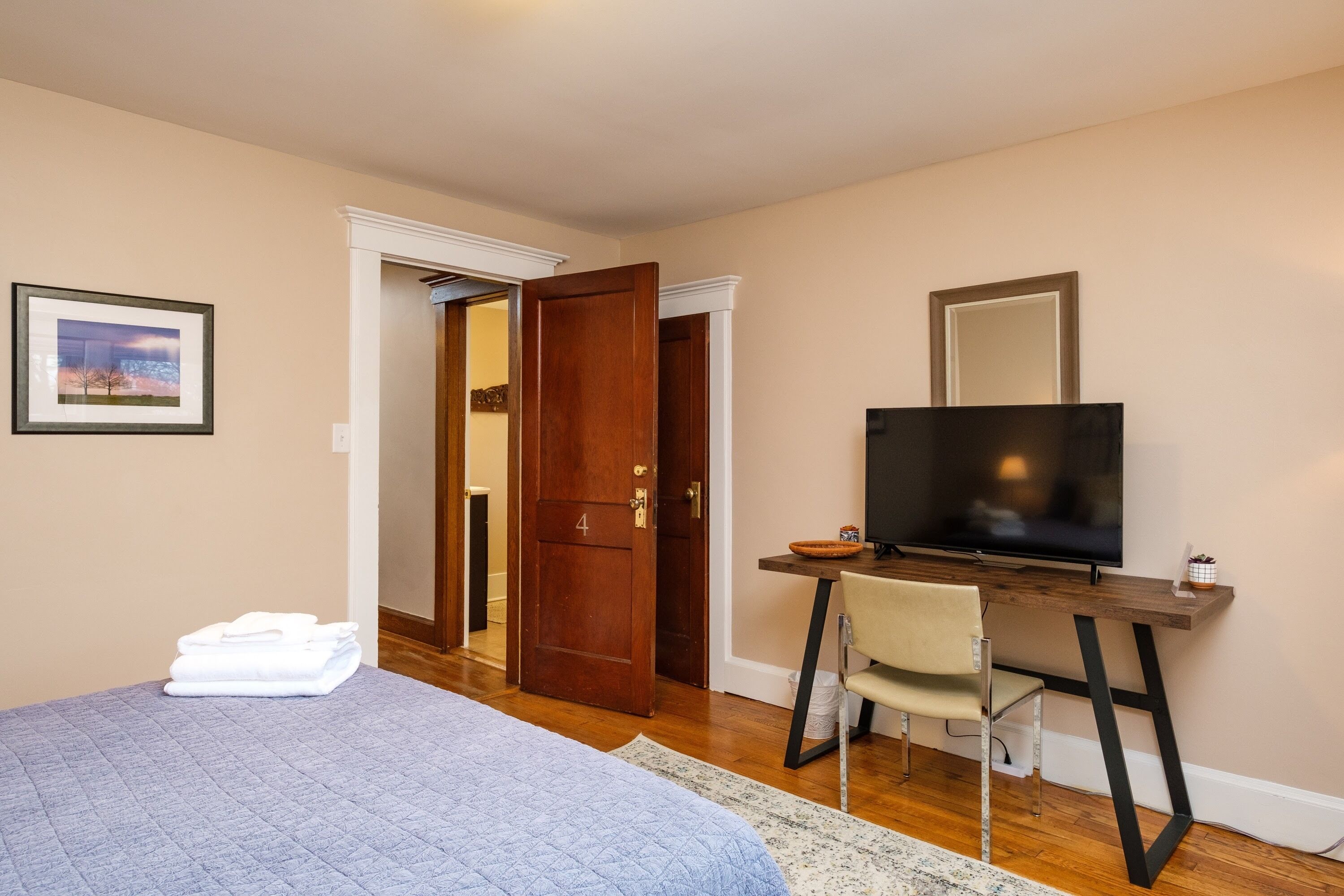 6 soverom, safe på rommet, skrivebord og strykejern/-brett