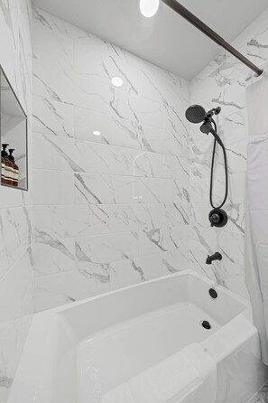 Dusche, Haartrockner, Handtücher