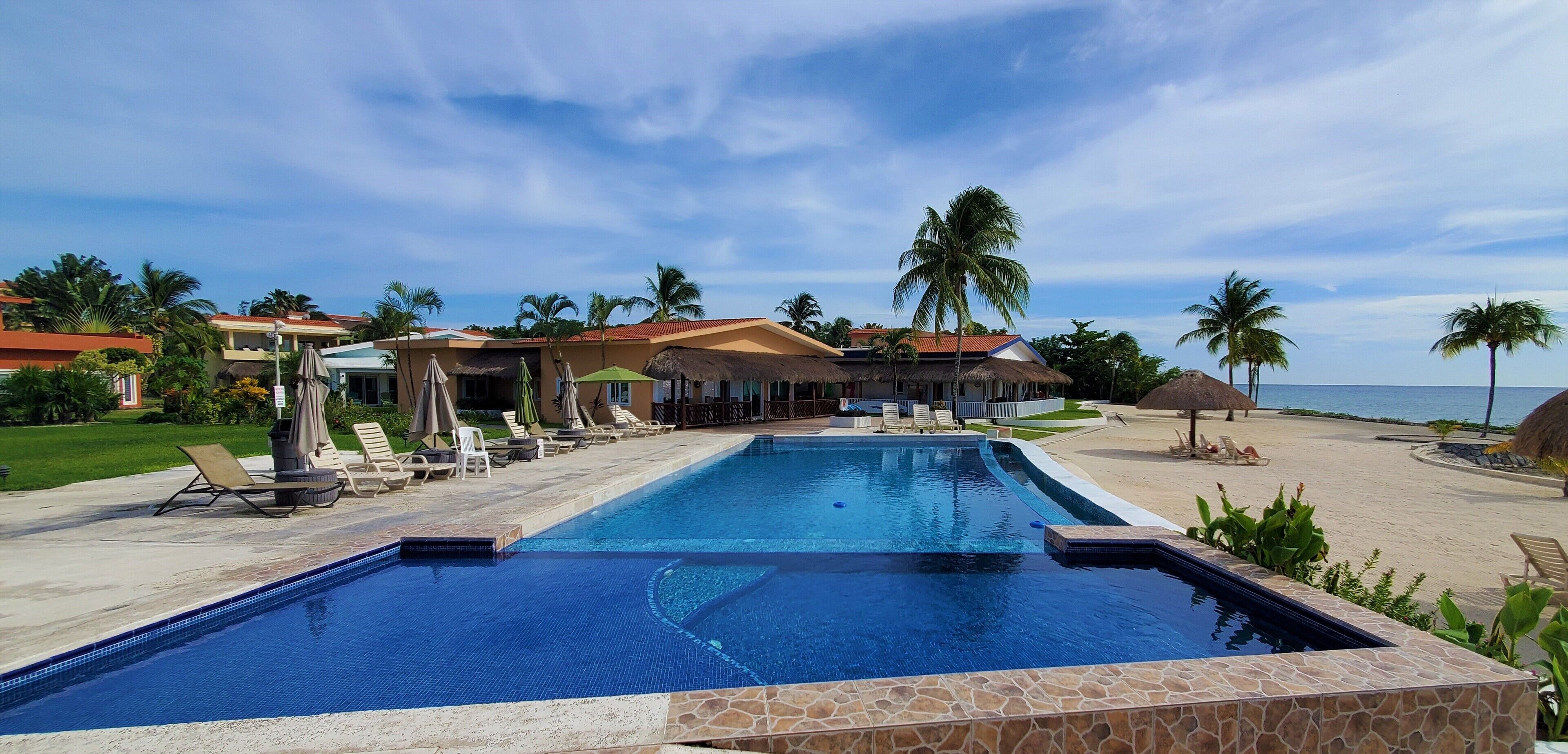 Utendørsbasseng og et oppvarmet basseng