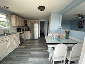 Fridge, microwave, oven, stovetop - Walk to the Beach! Scarborough - Narragansett (Narragansett)