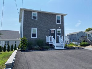 Exterior - Walk to the Beach! Scarborough - Narragansett (Narragansett)