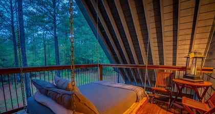 Nantucket Sams - Luxury Honeymoon Cabin w/ Hot tub & Outdoor Fireplace