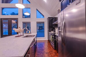 冷蔵庫、電子レンジ、オーブン、コンロ