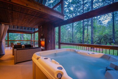 Nantucket Sams - Luxury Honeymoon Cabin w/ Hot tub & Outdoor Fireplace
