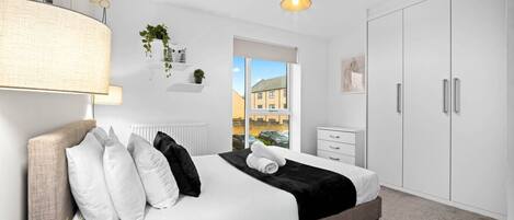 1 habitación, escritorio, tabla de planchar con plancha y wifi