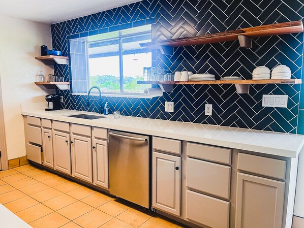 Fridge, microwave, coffee/tea maker, blender - Country Sunshine @ Rockin Star ranch (Brenham)