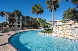 Outdoor pool - Beachfront Resort Free Beach set-up incl. Walk directly patio to pool & beach. (Panama City Beach)