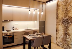 Frigorífico, horno, placa de cocina y hervidor eléctrico
