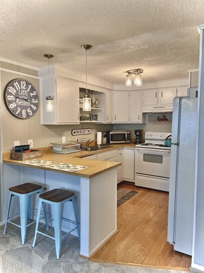 冷蔵庫、電子レンジ、オーブン、コンロ