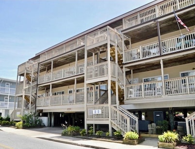 Charming Ocean Block Condo!! Mid town, Across from Convention Ctr NEW BATHROOM!!