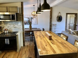 Fridge, microwave, oven, stovetop - Nolia Cabin in the Little River Valley (Nashoba)
