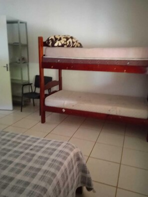 4 slaapkamers, een strijkplank/strijkijzer, wifi