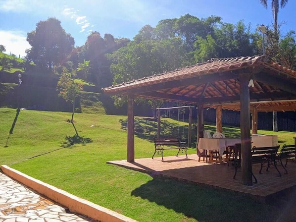 Outdoor dining - Antiga Fazenda de Café, Casa de 1917, Piscina de Agua Mineral (Socorro)
