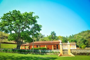 Exterior - Antiga Fazenda de Café, Casa de 1917, Piscina de Agua Mineral (Socorro)