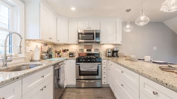 Apartment (Harborsides Neighbor) | Private kitchen | Blender, paper towels, kitchen islands