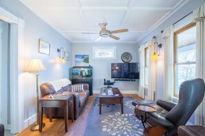 Casa (Riverside Retreat) | Sala de estar | Una televisión