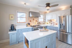 Ferienhaus (Riverside Retreat) | Eigene Küche | Kühlschrank, Mikrowelle, Geschirrspüler