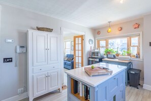 House (Riverside Retreat) | Private kitchen | Fridge, microwave, dishwasher, coffee/tea maker