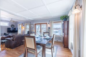 Casa (Riverside Retreat) | Sala de estar | Una televisión